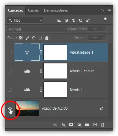 Segurando Alt (Win) / Option (Mac) enquanto clica no ícone de visibilidade da camada Background.